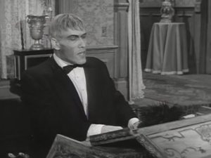 Rodina Addamsovcov Lurch a jeho čembalo